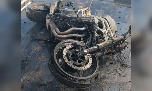Moto pega fogo após acidente em Jandaia do Sul