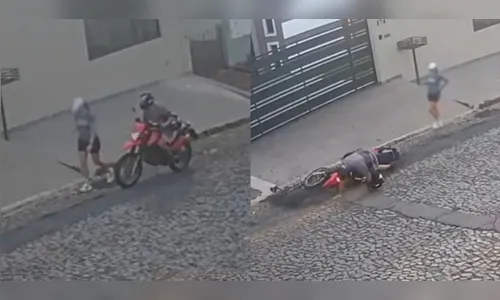 Vídeo flagra queda de motoqueiro após apalpar pedestre, no Paraná