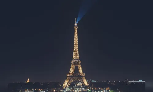Turista brasileira é violentada nos jardins da Torre Eiffel, em Paris