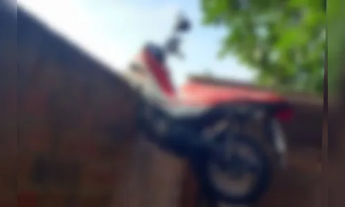 Ladrões pulam muro com moto durante furto no Vale do Ivaí