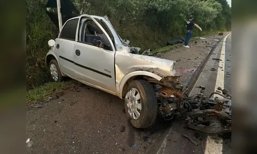 Motorista morre após colidir contra caminhão e carro partir ao meio