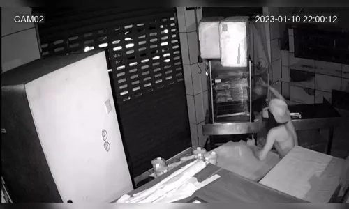 Homem invade açougue no PR e faz ‘lanchinho’ antes de furtar; assista