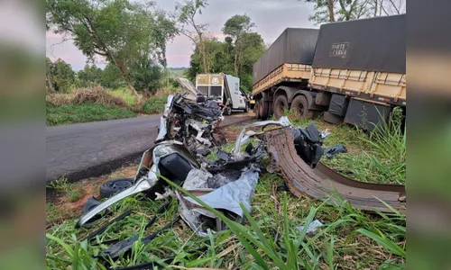Dois homens morrem após colisão entre caminhão e picape na PR-182