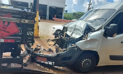 Câmera flagra batida entre van e caminhão em Marilândia do Sul; veja