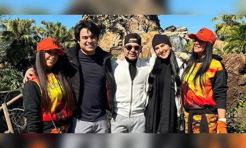 Na Disney, Zezé Di Camargo comemora aniversário do caçula