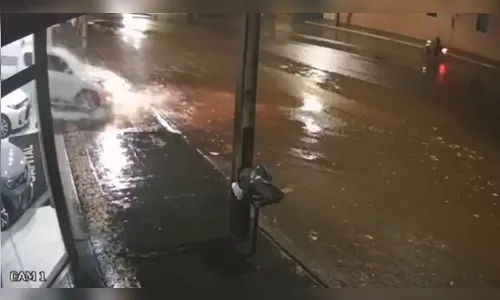 Ladrão usa caminhonete de luxo para estourar vitrine de loja no PR