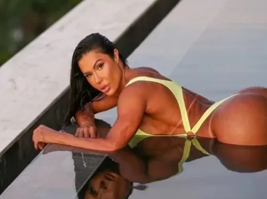 A atleta exibiu a tatuagem feita no bumbum e aproveitou para apimentar o clima nas redes sociais