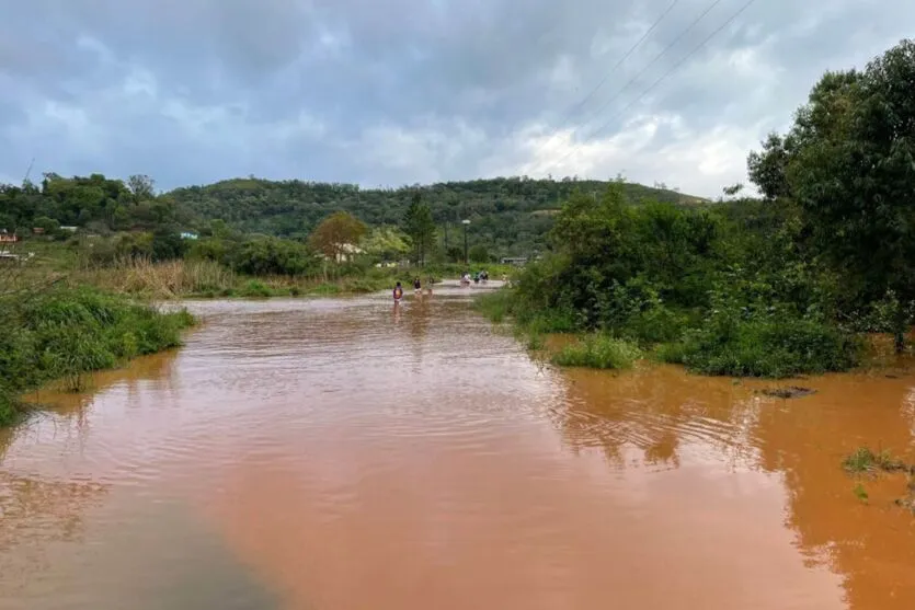 A chuva forte atingiu a cidade na madrugada de domingo