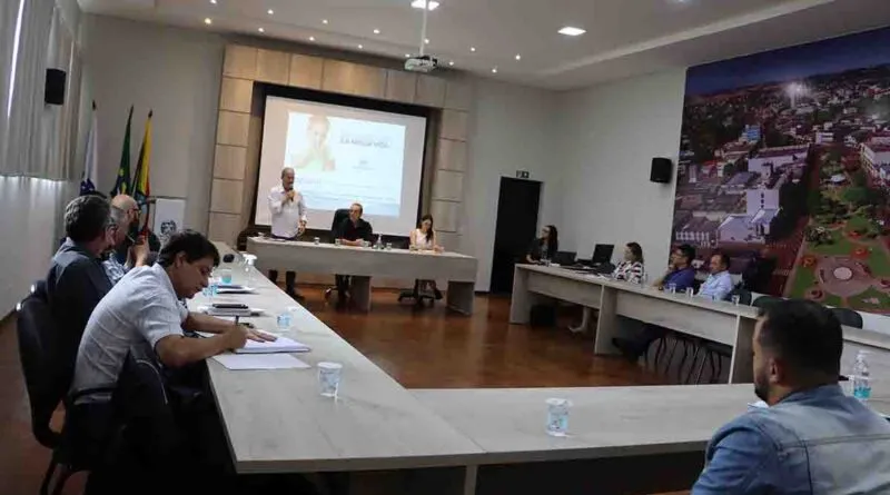 A reunião técnica no salão nobre contou com a equipe da Sanepar e da Prefeitura de Ivaiporã
