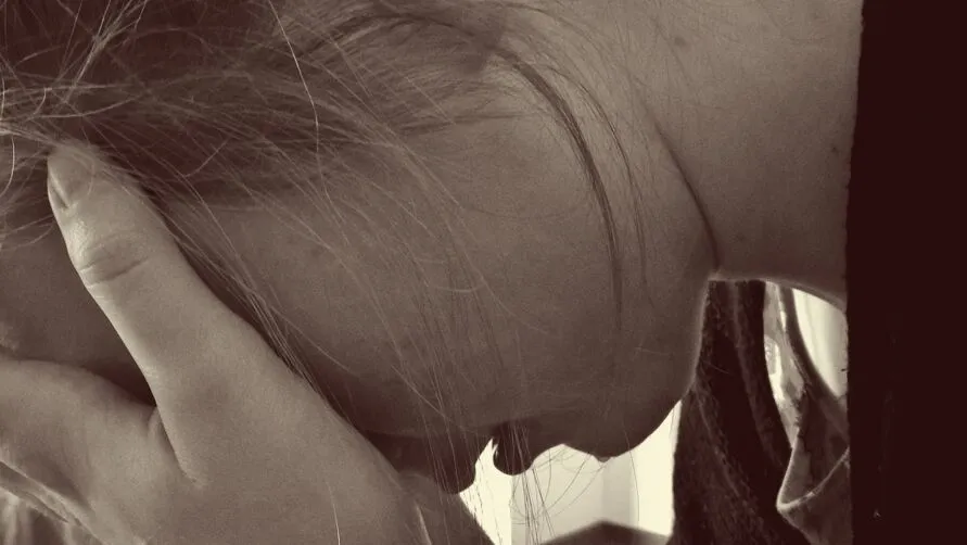 A vítima, uma adolescente de 12 anos, descobriu que estava grávida do autor pouco antes de dar à luz