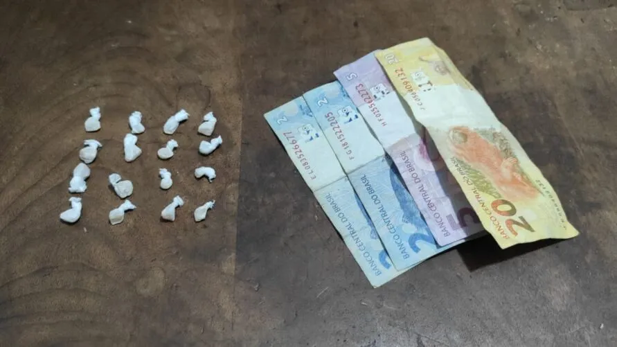 Após denúncia, a Polícia Militar (PM) apreendeu 16 pedras de crack