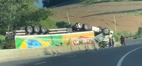 Caminhão tombou e ficou virado para cima na BR-376