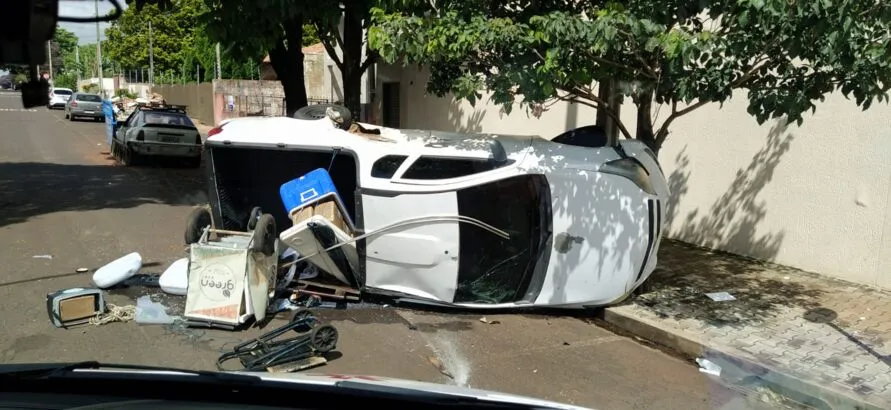 Carro capotou após batida