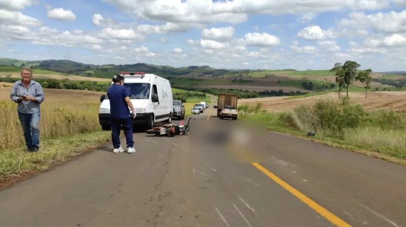 De acordo com o informações de testemunhas, o motociclista, que foi identificado como Valdecir, acabou batendo na traseira de um caminhão de gado