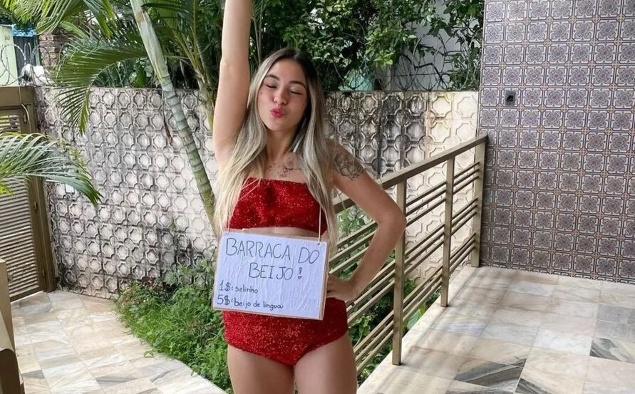 Ela vestiu sua fantasia vermelha com muito brilho na última segunda-feira (20)