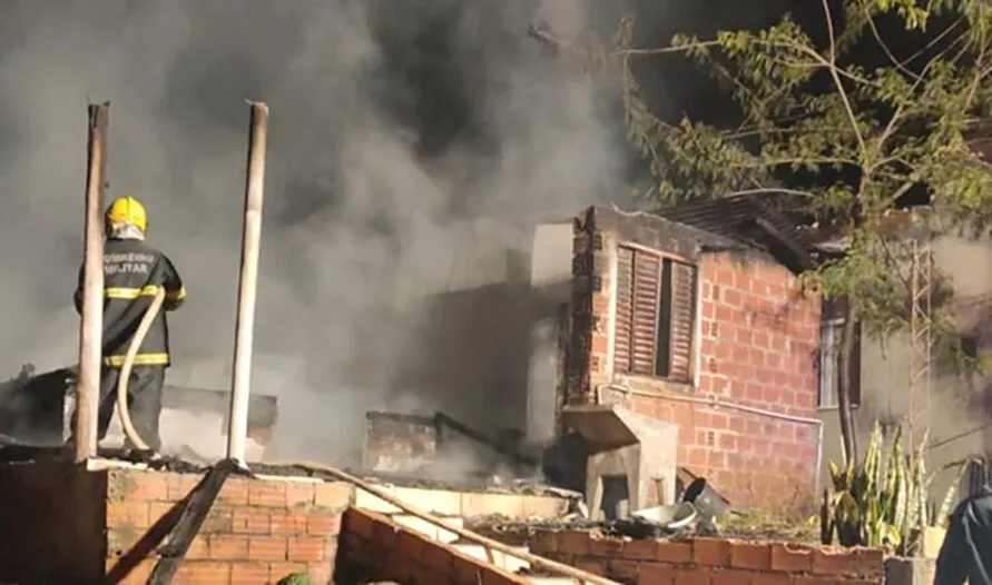 Incêndio ocorreu em uma casa na Rua João Maria Sabino, bairro Colina da Cascata