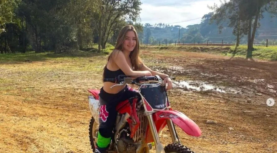Neste domingo (05), pouco antes do Campeonato ter início, ela postou uma foto ao lado da moto