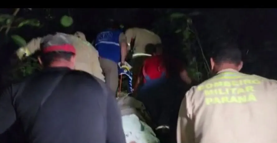 O Corpo de Bombeiros realizou o resgate do homem que foi encontrado bastante debilitado e sem roupas