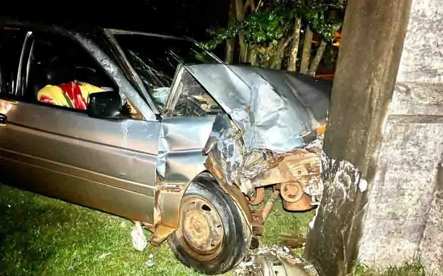 O carro bateu em um poste no Trevo de Campo Bonito