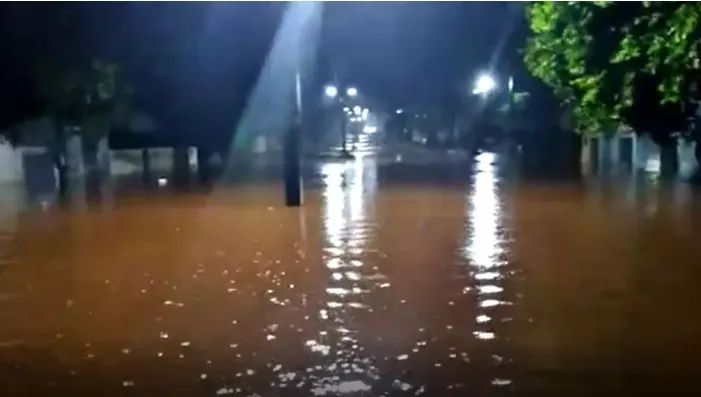 O grande volume de água causou estragos em casas e estabelecimentos da cidade