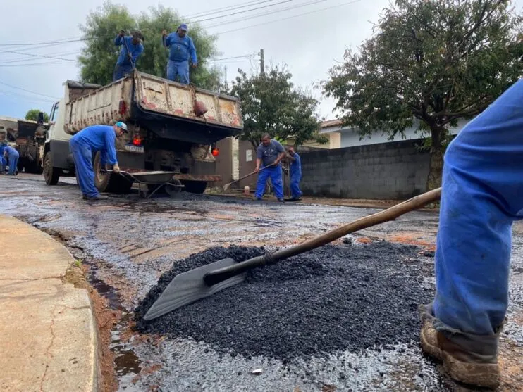 O prefeito Júnior da Femac tem acompanhado de perto o trabalho do setor de manutenção da malha viária