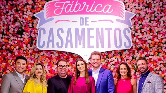 O programa é apresentado por Chris Flores e Carlos Bertolazzi