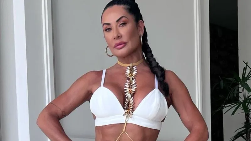 Para se jogar na farra com estilo, a artista apostou em um top branco decotado e um shortinhos dourado de paetê