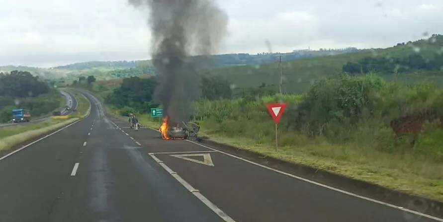 Um carro, modelo Corolla, pegou fogo na manhã desta sexta