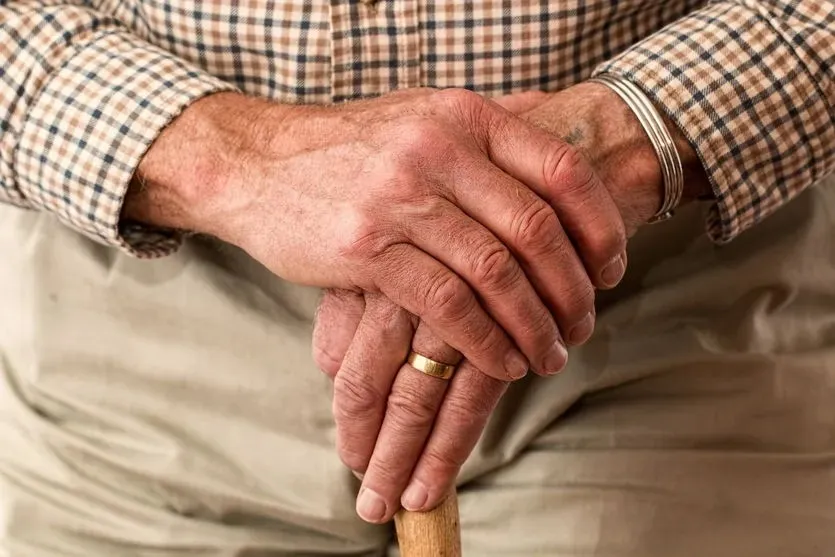 Um idoso, de 71 anos, surpreendeu a Polícia Militar (PM), após conter um homem, de 36 anos, que tentou furtar sua casa