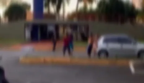 Vídeo flagou uma briga na Praça do Redondo, em Apucarana