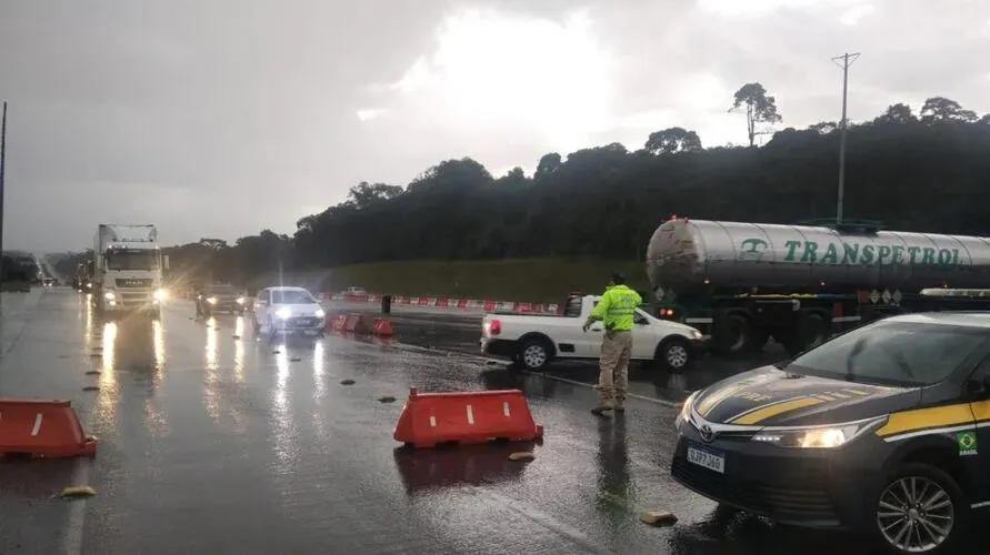 Volume de chuva registrado fez com que "materiais de área lindeira" fossem parar na rodovia