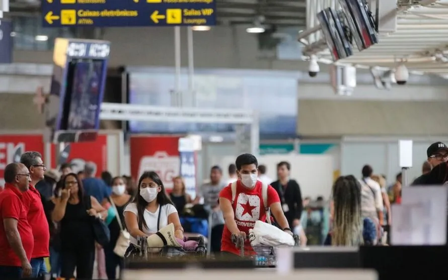A Agência Nacional de Vigilância Sanitária (Anvisa) derrubou, nesta quarta-feira (1º), a obrigatoriedade do uso de máscaras em aeroportos e aviões
