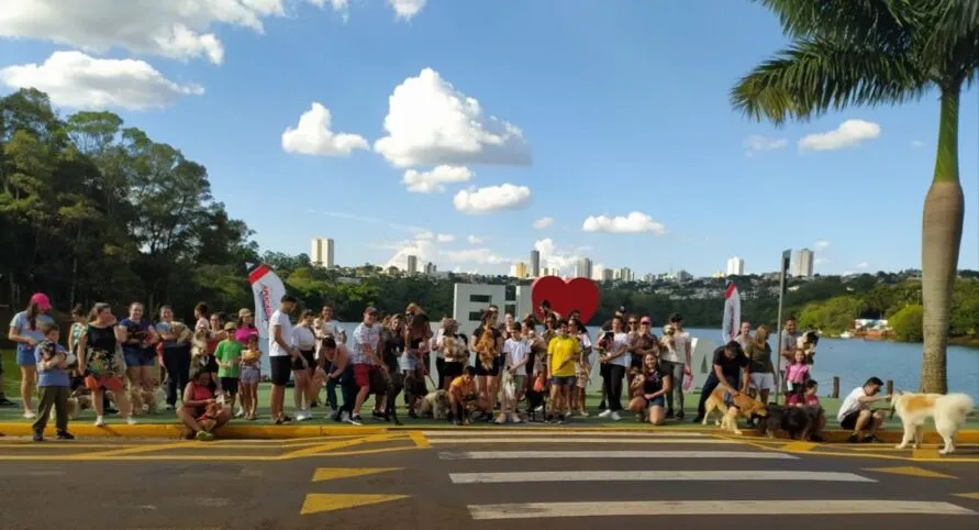 A caminhada terminou no painel "Eu amo Apucarana"