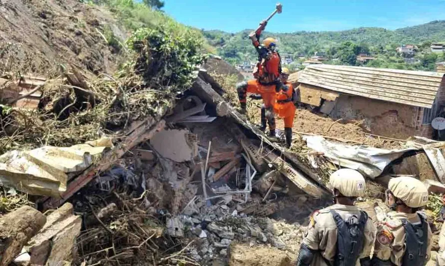 A casa foi atingida pelo deslizamento provocado pelo temporal que caiu no município na segunda-feira (13) /Foto: Corpo de Bombeiros