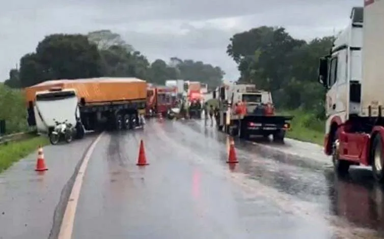 A forte chuva que caiu teria sido o principal motivo para a violenta colisão frontal