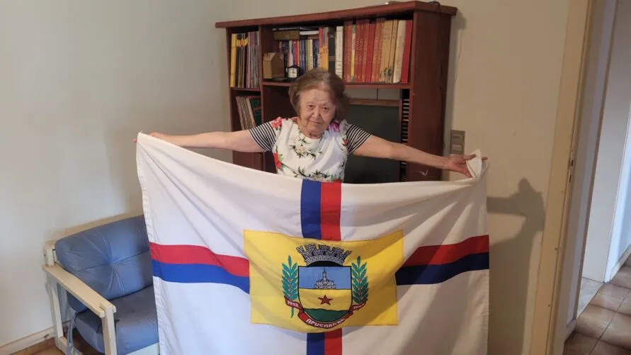 Apparecida Moriama Camargo Mariano com a bandeira de Apucarana: orgulho