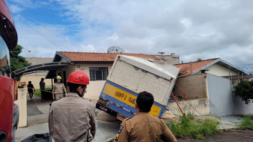 Bombeiros e PM estiveram no local