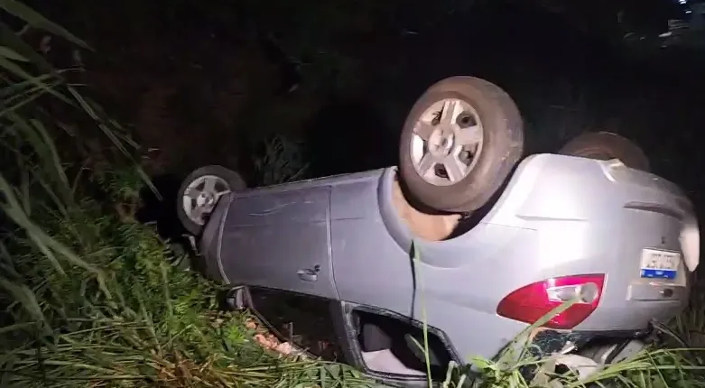 Carro caiu de barranco na noite desta sexta-feira (17) em Apucarana