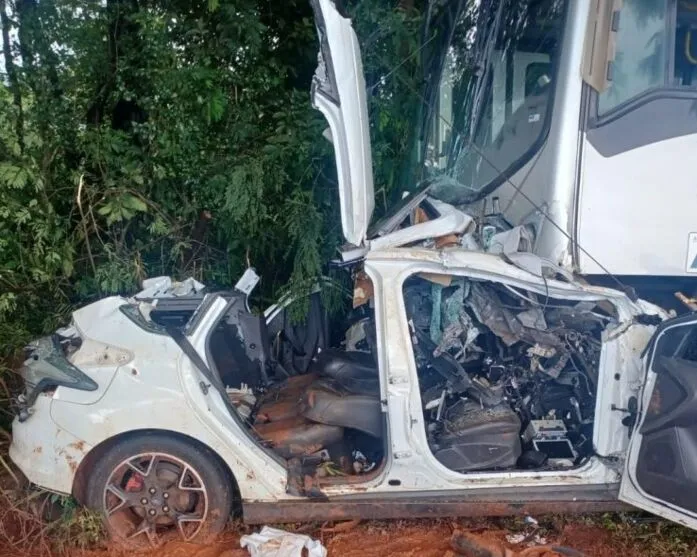 Colisão entre carro e ônibus foi registrada na tarde desta terça-feira (21), em Doutor Camargo