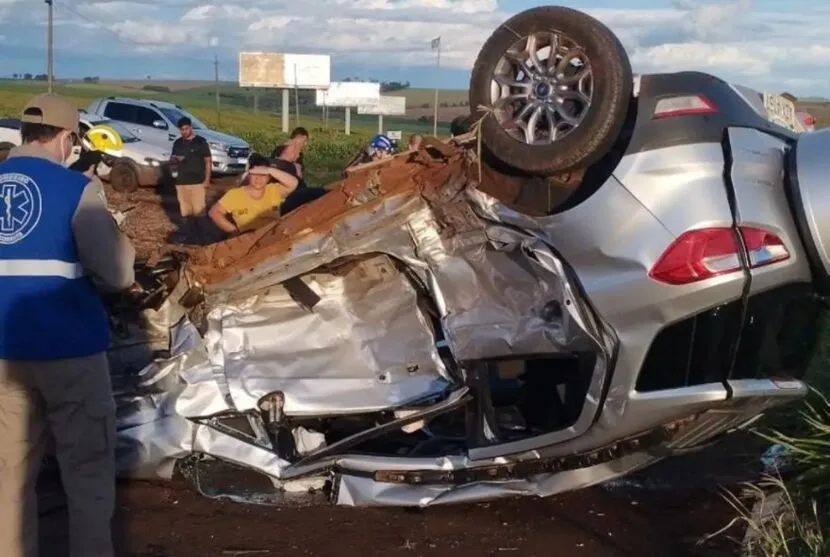 Com a força do impacto os dois veículos capotaram e pararam com as rodas para cima.