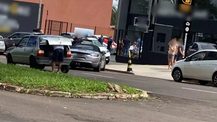 Com o impacto da colisão, o Porsche ainda atingiu outro veículo, que estava estacionado