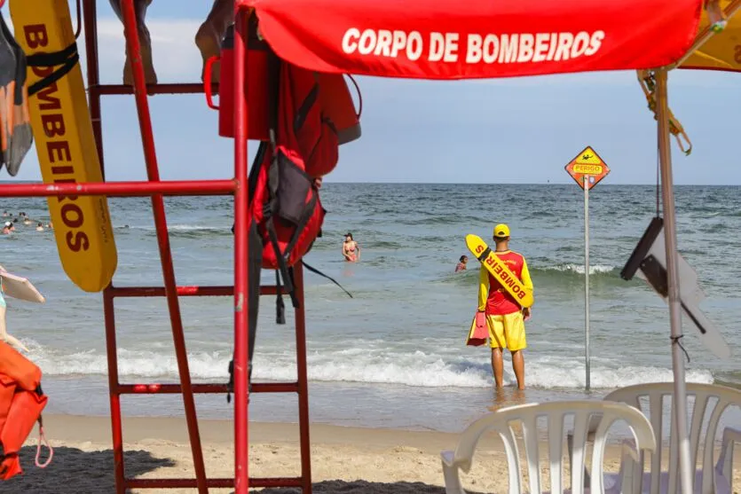 Corpo de Bombeiros faz 1.264 salvamentos na água durante o Verão Maior Paraná nas praias