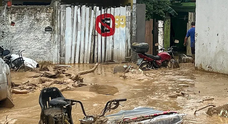 Deslizamento afetou bairros do litoral norte de São Paulo.