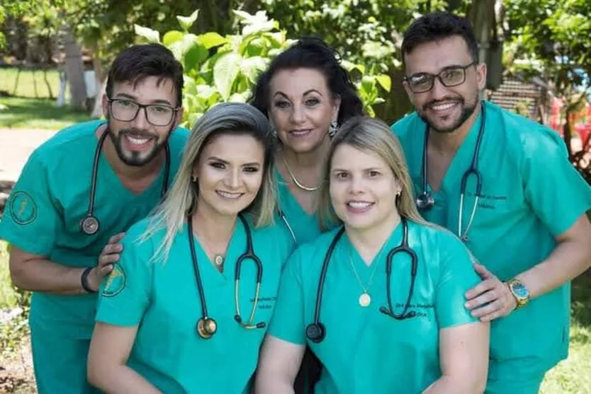 Elenir com colegas de medicina no Paraguai