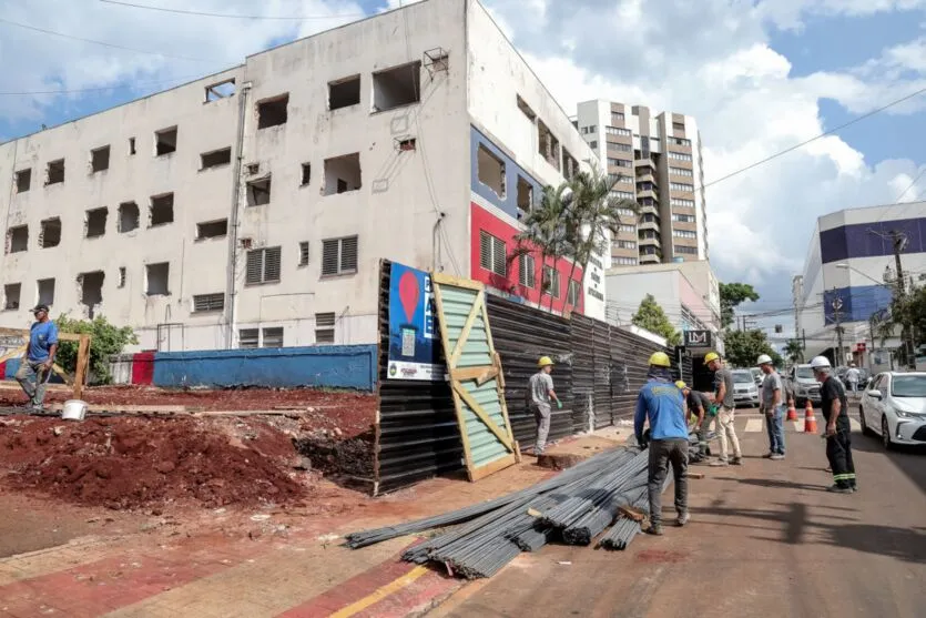 Entre as obras em fase inicial se destaca a do Hospital de Apucarana