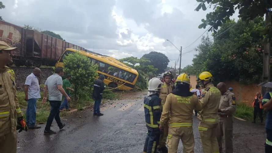 Grave acidente ocorreu entre um ônibus escolar e uma composição férrea, na manhã desta quinta-feira