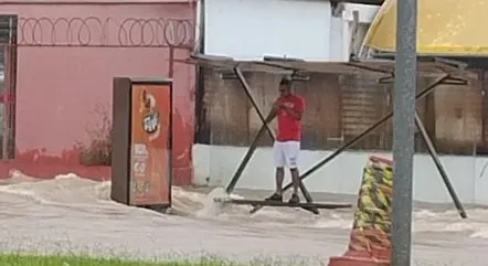 Homem ilhado na avenida Vereador João de Luca