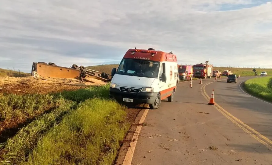 Motorista de carreta morre em acidente na PR-466, em Manoel Ribas