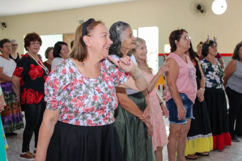 Nem a chuva conseguiu desanimar os foliões mais animados da cidade de Cambira