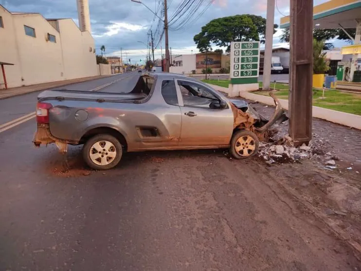 O acidente aconteceu no começo da manhã deste domingo (19), por volta das 5h30